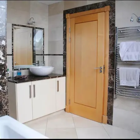 Tranquil Haven Mansion * روسكومون