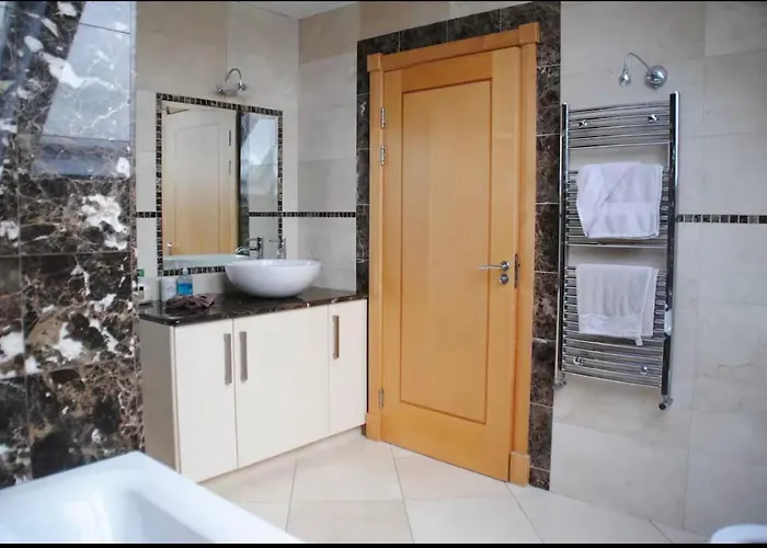 Tranquil Haven Mansion * 로스코먼